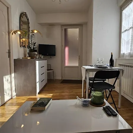 Nid Douillet Dans Le Village De Apartment