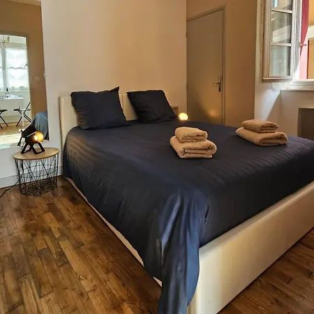 Nid Douillet Dans Le Village De Apartment *